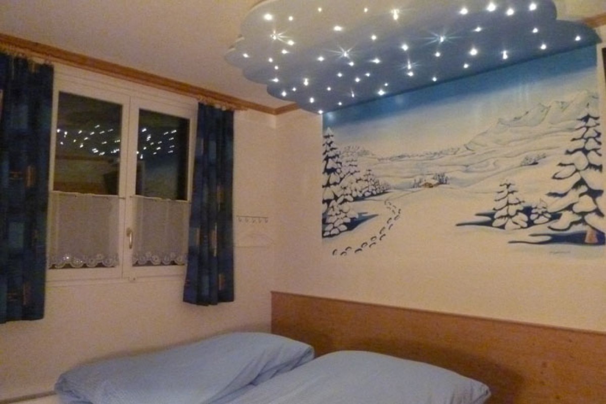 Winterzimmer mit Sternenhimmel und TV